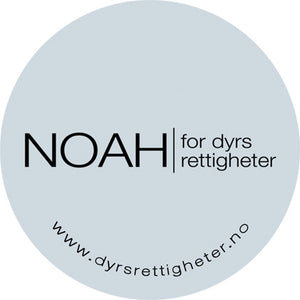 Lys blå button med logoen "NOAH - for dyrs rettigheter" i svart.